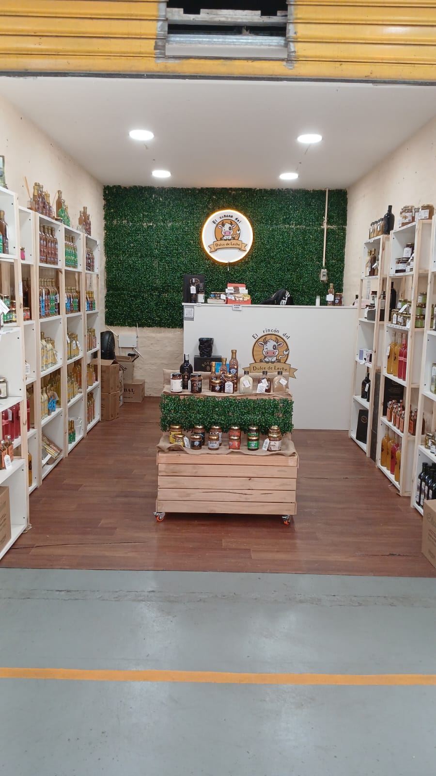 Local de El Rincón del Dulce de Leche, estanterías con productos artesanales